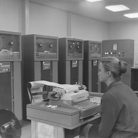 Wewnątrz Zakładu Elektronicznej Techniki Obliczeniowej
