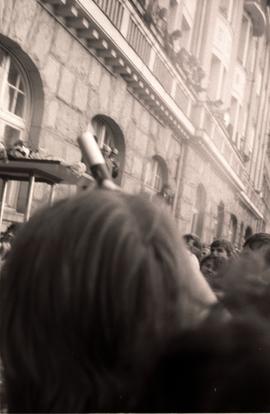 Tłumy przed siedzibą Solidarności