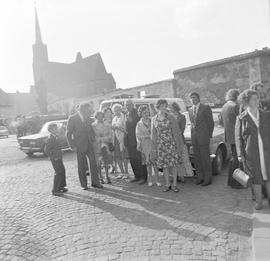 Rodzina młodej pary przed Katedrą